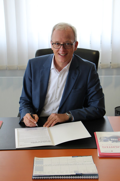 Präsident Stephan Filtzinger bei der Unterzeichnung der Charta der Vielfalt